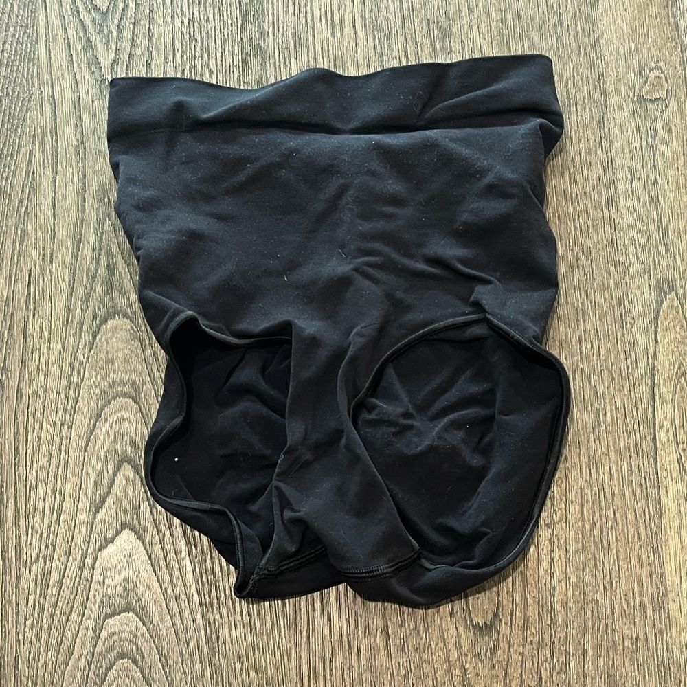 NWOT Skims Sculpting Mid Waist Brief Size L/XL